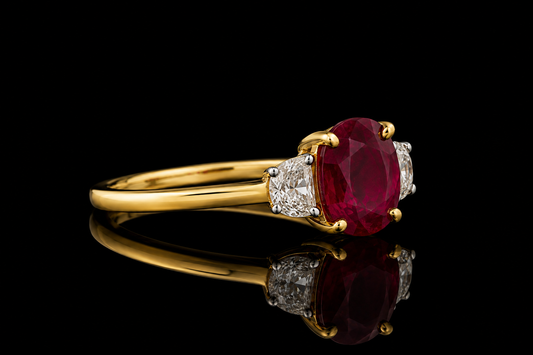 Rubinring mit 0,80 ct Oval-Rubin und 0,50 ct Diamanten in 18 Karat Gelbgold