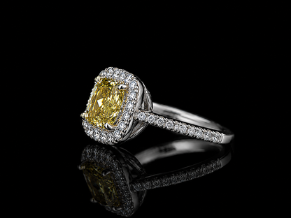 Yellow Diamond Halo Ring 0,92 ct in 18 Karat Weißgold