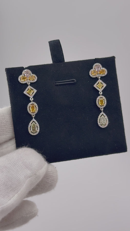 Fancy Color Diamond Ohrringe mit weißen Diamanten – 18 kt Weißgold