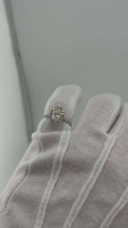 Ovaler Diamantring mit Halo – 1,87 ct – 18 kt Weißgold