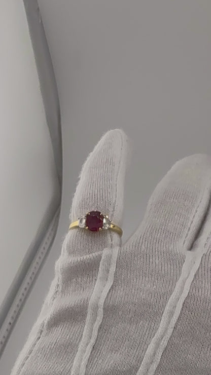 Rubinring mit 0,80 ct Oval-Rubin und 0,50 ct Diamanten in 18 Karat Gelbgold