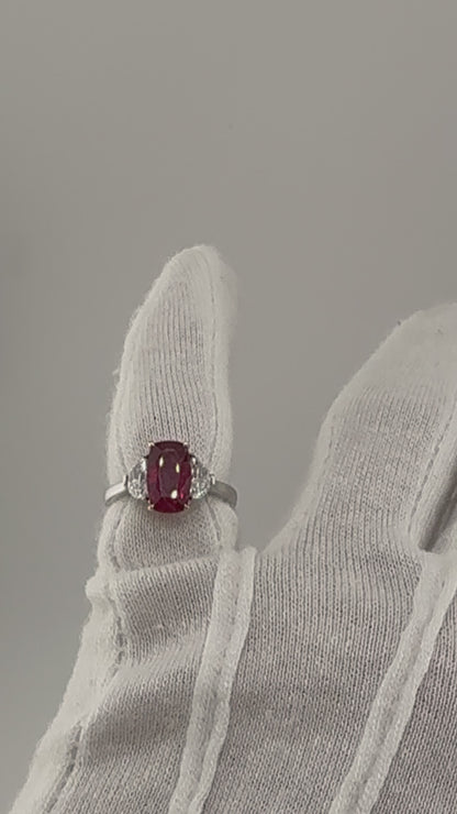 Rubinring mit 2,81 ct Mosambik-Rubin und 0,70 ct Diamanten in 18 Karat Gold-Weißgold